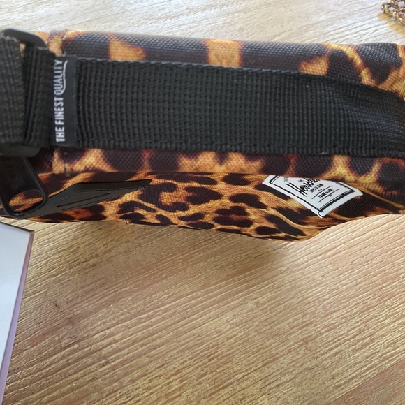 Herschel Supply Co. Heritabe Leopard Print Crossbody NWT - Picture 8 of 10